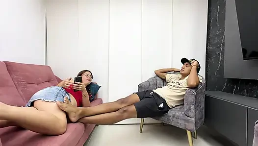 Ateşli bir ikramdan sonra büyük götlü üvey kız kardeşime sert bir anal sikiş veriyorum.