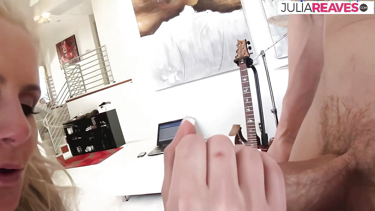 Heiße schlampe stöhnt, während zwei riesige schwänze gleichzeitig ihre löcher stoßen