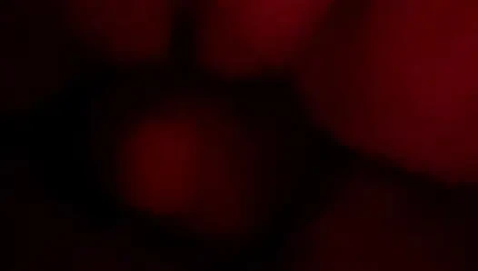 Горячая замужняя рыжая с сексуальными ступнями принимает огромный большой белый член сзади.