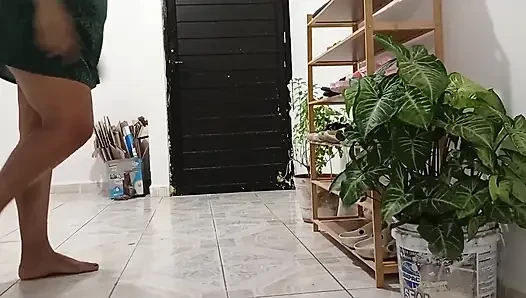 Tombul komşu yeni dairesini temizliyor