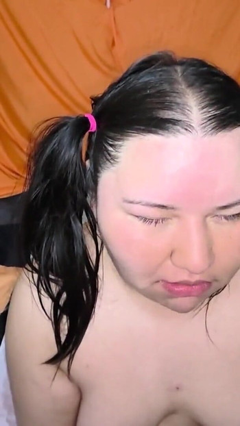 Η κωλοτρυπίδα μου είναι πάντα έτοιμη να δεχτεί και να αποβάλει κάθε είδους φαγητό ενώ εσύ τη γαμάς, ακόμα και με τις μπάλες σου | Κλιπ 1