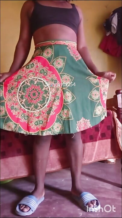 Travesti cachondo mostrándote su culo y polla