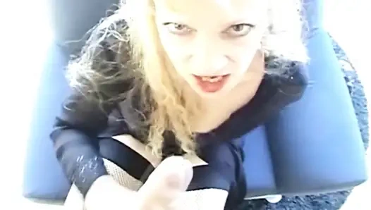 Pelacur perancis rambut pirang ini dicrot sperma hangat di wajahnya