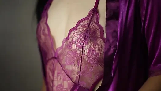 Gadis Indonesia pakai lingerie ungu satin siap ngentot