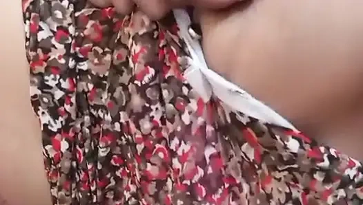 Sie spielt ihre aufgeregte muschi gut und wird gut aufgeregt in musterbation im badezimmer mit möpsen