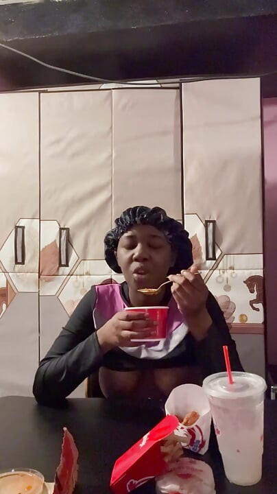 Fetiche de comida (Wendy's Mukbang) (comiendo)