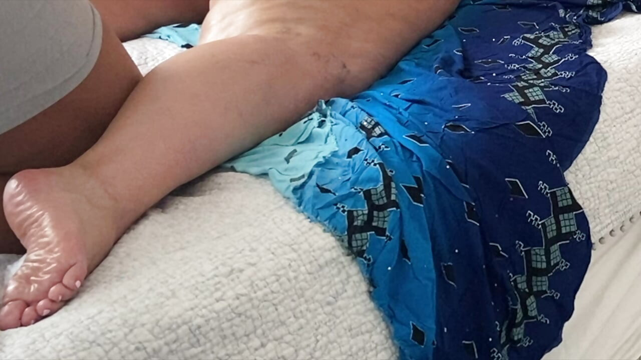 हॉट तेल वाली चोदने लायक मम्मी अंतरजातीय बिना कंडोम चुदाई वाले सेक्स को रगड़ते हुए