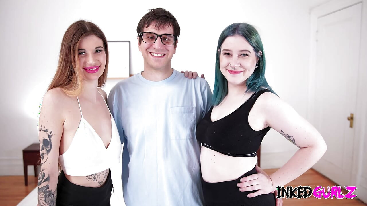 Inked Gurlz - İki Dövmeli Kız Vahşi Bir Üçlüde Sikiliyor