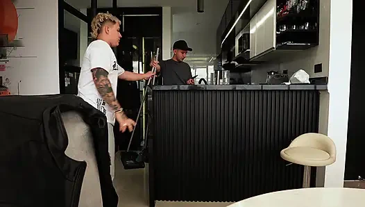 Я трахаю подругу моего соседа по комнате, я куколд свой лучший друг перед ним