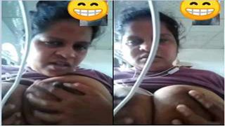 Cachonda desi milf mostrando sus tetas y coño parte 2