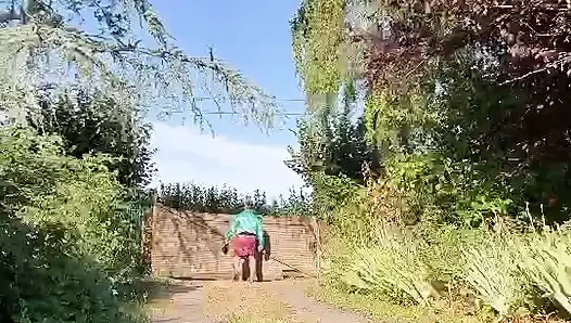 Akşam dışarı çıkmak için çiçek desenli küçük bir etekle giyinmiş