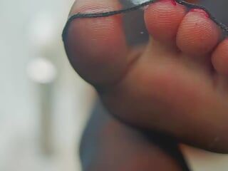 voeten in panty en speeksel close-up