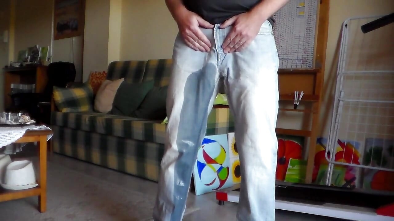 청바지를 입고 오줌 싸는 John