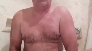 Tata masturbuje się pod prysznicem