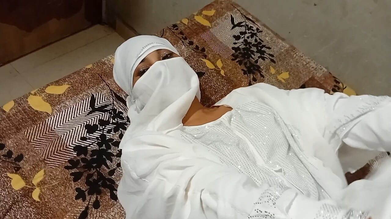 Vruća muslimanska cura u bijelom hidžabu jebana od neobrezanog kurca