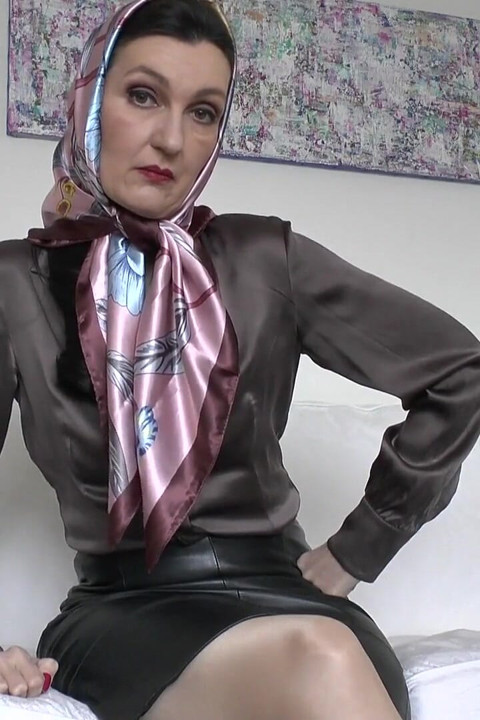 Bugün senin başörtüsü testin! Saten başörtüsü, Lady Victoria Valente