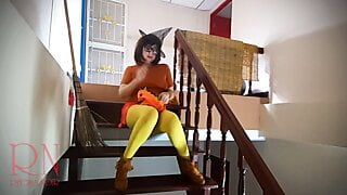 Dirty Velma actuando en casa antigua en escalera VELMA busca rastros de un crimen SCOOBY DOO