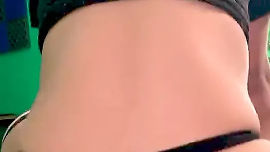 Tanga seitlich und schwanz nach innen