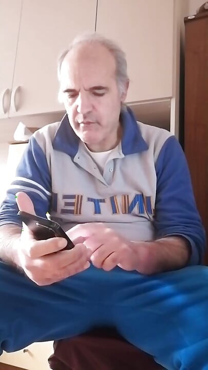 Honím si tvrdý penis a strčím prsty do otevřeného zadku