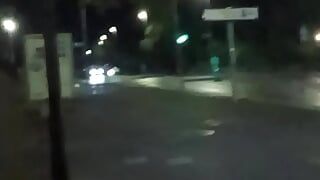Versaute Sissyschlampe masturbiert riskant an der Straße in der Öffentlichkeit