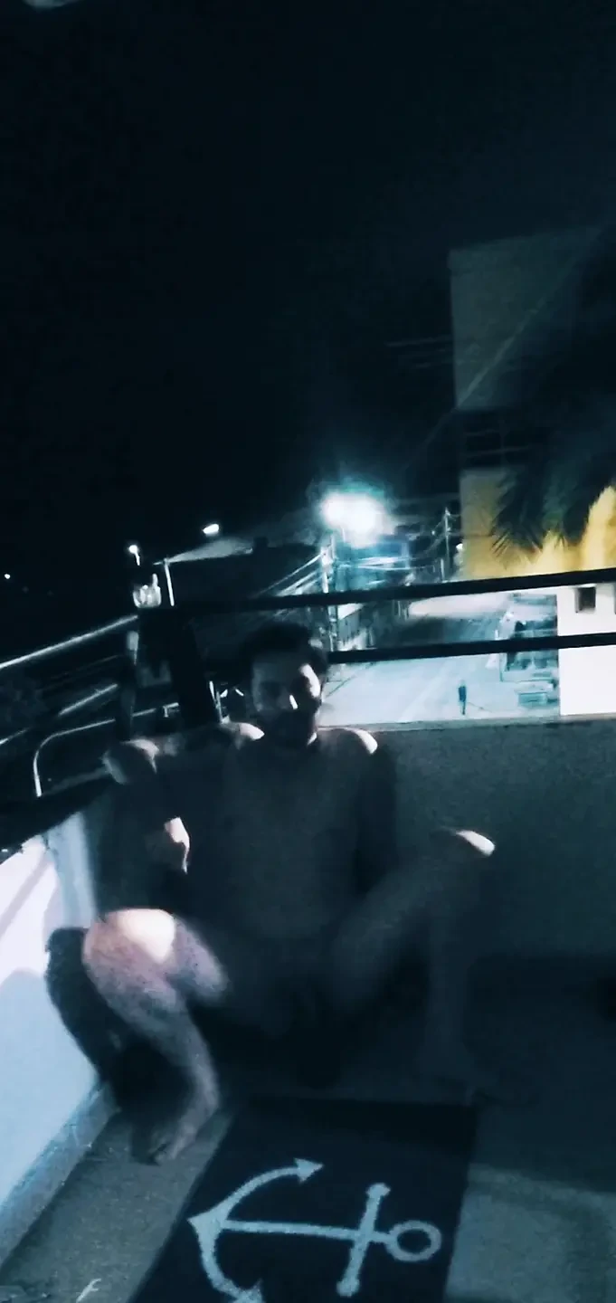 Baise rapide avec un gode sur le balcon