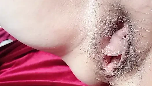 Eheschlampe schiebt dildo tief in sie hinein, bis sie einen großen squirtet macht