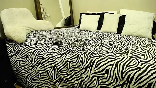 Göt tıkacı üvey anne büyük zenci yarağıyla kendini sikiyor ve sonra cam dildoyla götünü sikiyor
