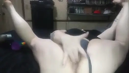 Mollige schlampe dehnt arschloch und masturbiert pOV