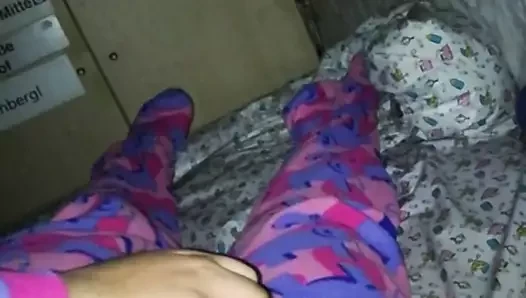 Penari tidur dengan kaki lampin