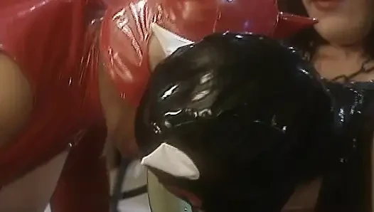 Atemberaubende maskierte deutsche schlampen genießen anale BDSM-action