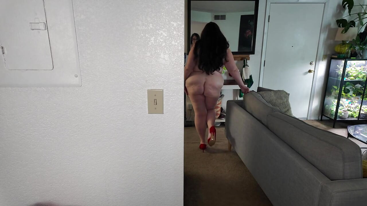 BBW MILF Nude Catwalk in Red Heels
