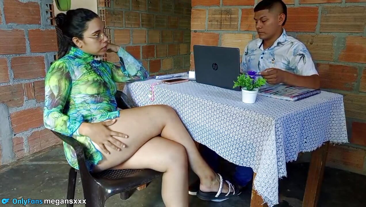 This Bitch Wants the Job and I Put Her to Suckle for Him.