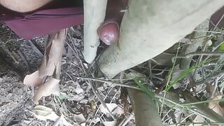 Un célibataire dans une vidéo de sexe dans la forêt