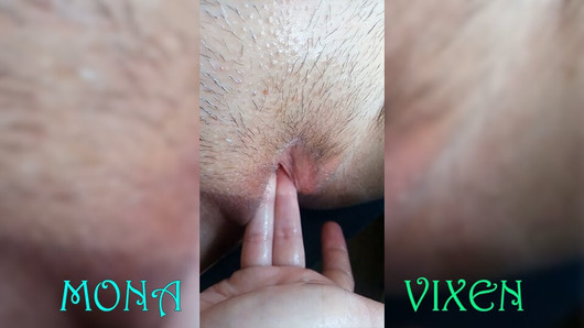 Procédures matinales avec une chatte asiatique au travail pendant un stage. Hydrater le vagin de Mona Vixen.