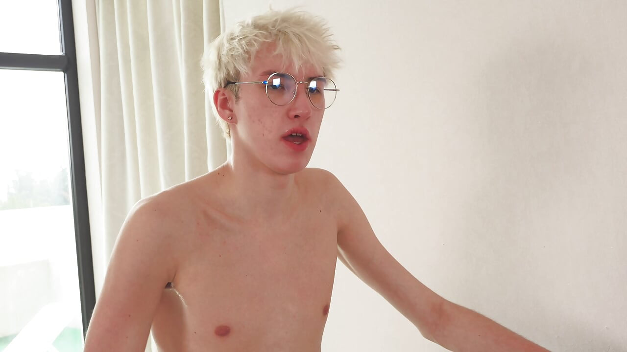 Obrovský penis mě šuká v různých polohách a vyvrcholí mi do pusy