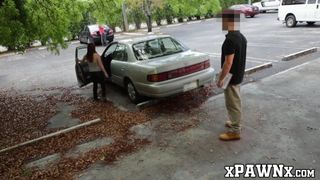 Pequeña linda con gran botín a lo perrito en la casa de empeño