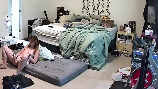 Orta yaşlı seksi kadın iş arkadaşıyla facetime'da mastürbasyon yapıyor