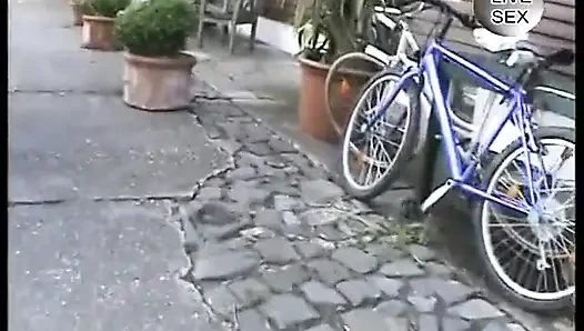 Oyuncu seçmelerinde sikilmeden önce sarışın amını parmaklıyor