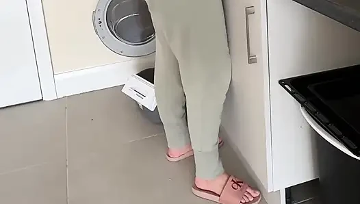 Dishes Vs. Full Bladder… I Lost Control and Piss in Pants