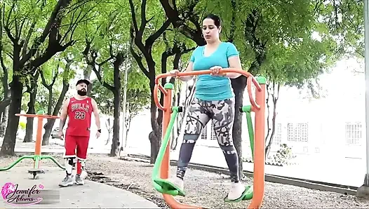 Seksi ve çekici komşum parkta ve onu orada görünce onunla yatmamı teklif etti ve kabul ettim - Porno en Español