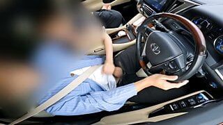 Zboczona mężatka, która wykonuje pracę ręczną, aby mężczyzna mógł się spuszczać podczas jazdy.