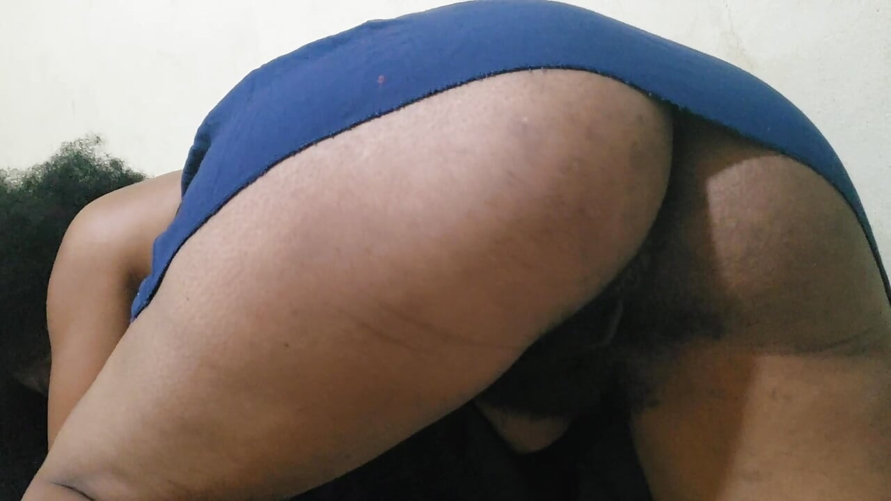 性感火辣寶貝脫下衣服讓你在脫衣舞色情片中興奮不已