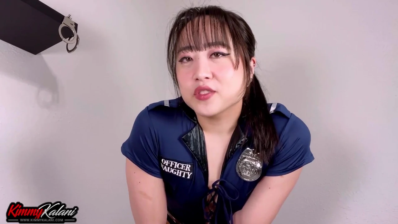 Seksi Asyalı polis yüzüne oturuyor