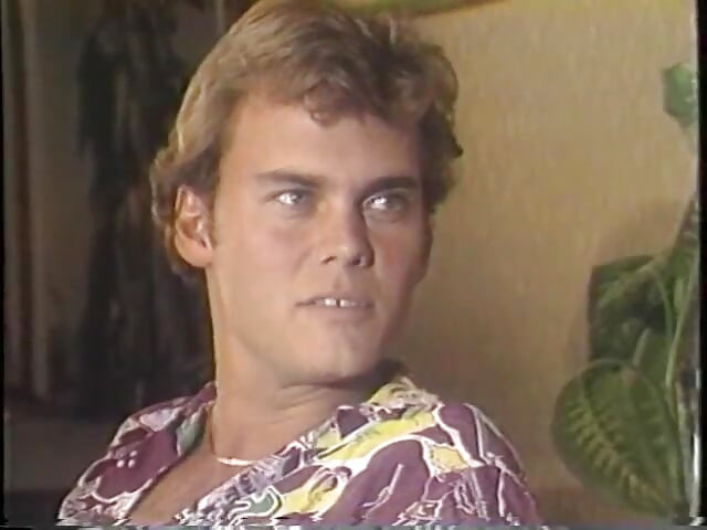 Hot brunette spreads her legs in jacuzzi and gets her pussy licked deep and fast