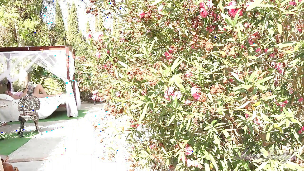 Tantejudys - Die Vollbusige MILF Keira Lädt Sie Für Wichsanleitung Im Garten Ein