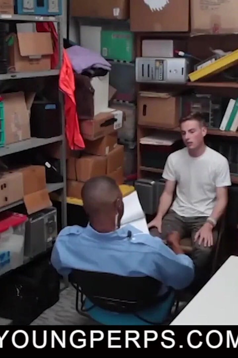 Britain Wesbury hırsızlık yaparken yakalandı ve siyah muhafız tarafından cezalandırıldı