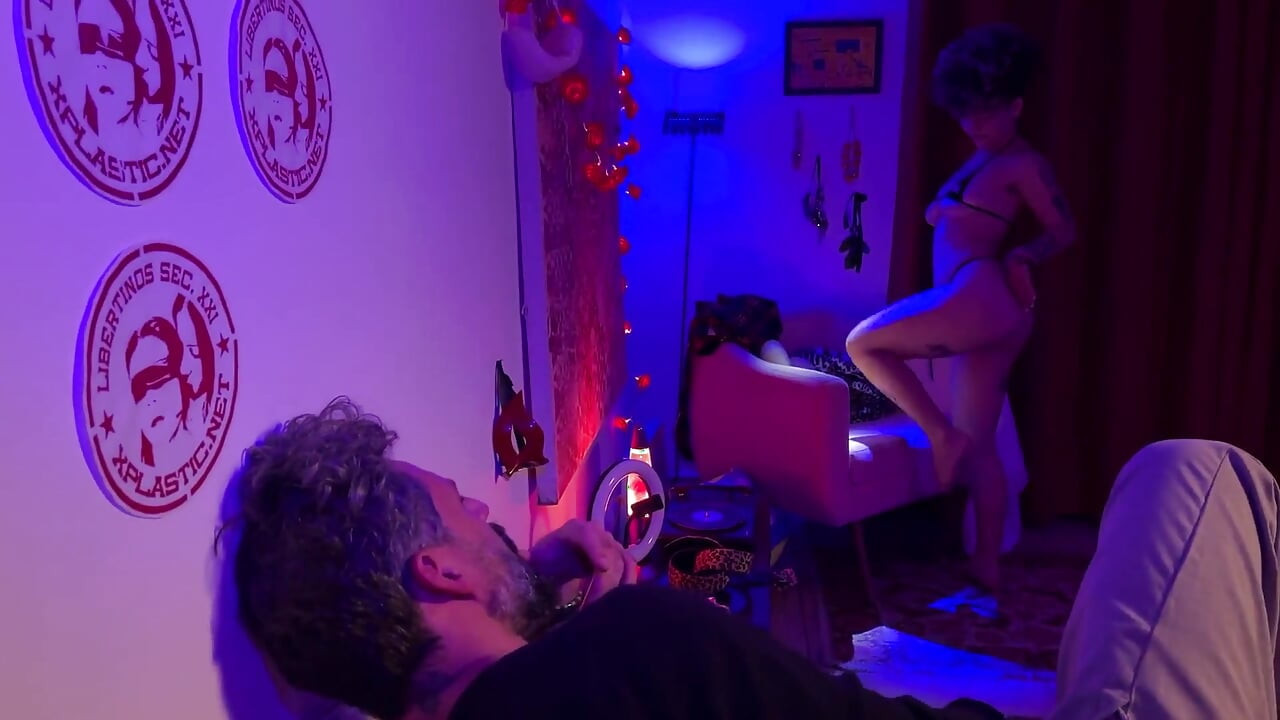 Latina brineta izvela je striptiz i dala ukusno pušenje kako bi zavela starog rogonju