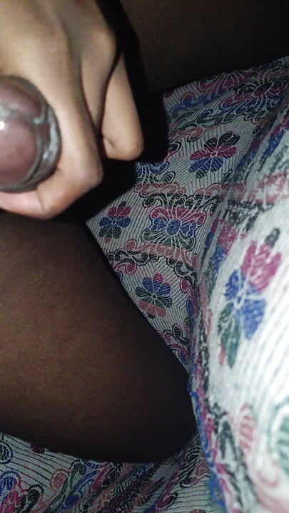 Pelajar Kolej India di bilik asrama pada waktu malam