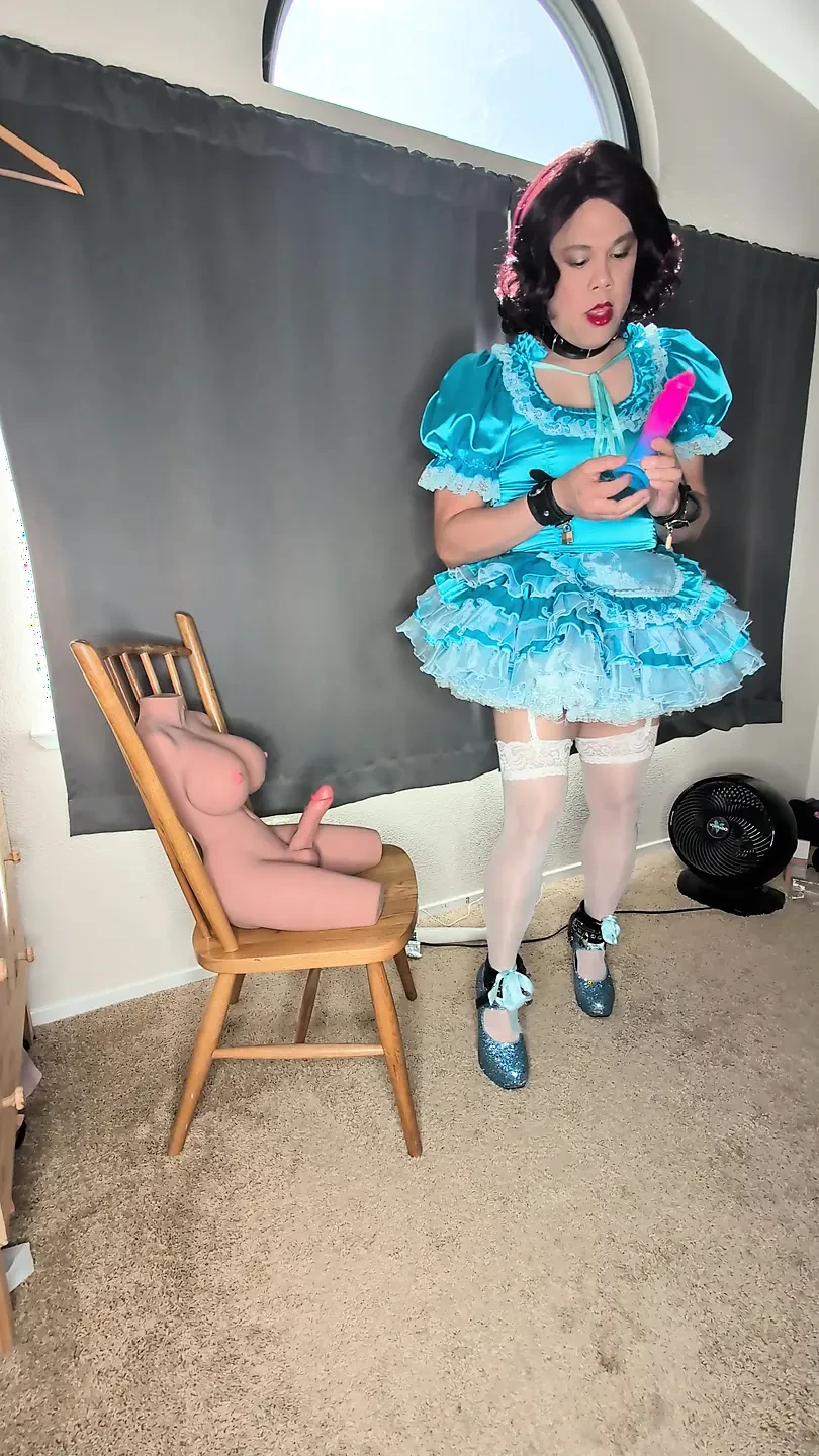 缎面娘娘腔女仆塞住自己并吮吸她的娃娃