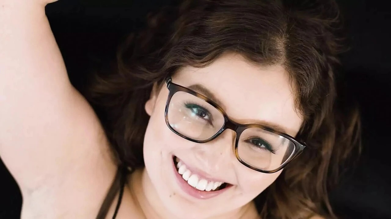 UP CLOSE - Big Ass College Hottie Leana Lovings Delightfully Enjoys Taking Her Man's Hard Cock